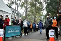 Người dân xếp hàng chờ được vào tiêm vaccine ngừa Covid-19 tại Sydney. Ảnh: Joel Carrett.