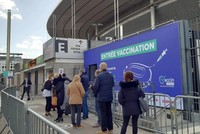 Người dân Pháp đi tiêm vaccine Covid-19.