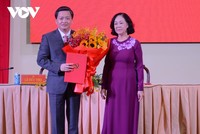 Bà Trương Thị Mai trao quyết định của Bộ Chính trị cho ông Lê Đức Thọ.