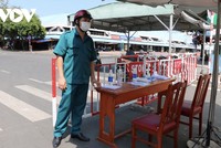 Lực lượng chức năng tiến hành phong toả chợ Bà Rịa.