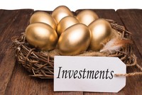 Kênh đầu tư chứng khoán và bất động sản vẫn đang là điểm đến chủ yếu của dòng tiền. Ảnh: Shutterstock.