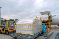 Bộ Y tế đã tiếp nhận lô vaccine phòng COVID-19 Comirnaty của Pfizer/BioNtech đầu tiên về Việt Nam. (Ảnh: PV/Vietnam+).