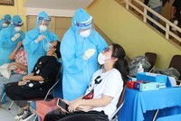 Lấy mẫu xét nghiệm cho học sinh tại Thành phố Hồ Chí Minh. (Ảnh: Thu Hương/TTXVN).