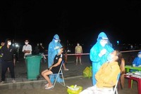 Lực lượng y tế xét nghiệm người dân, công nhân khu vực phát hiện ca dương tính. (Ảnh: K GỬIH/TTXVN).