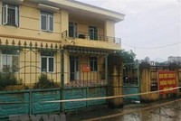 Việc phong tỏa tạm thời ở Bệnh viện Đa khoa huyện Thường Xuân bắt đầu từ 18 giờ ngày 7/7 cho đến khi có kết quả xét nghiệm SARS-CoV-2 của các nhân viên y tế, những người có liên quan trong khu vực bệnh viện và các trường hợp F1 của bệnh nhân. (Ảnh: Hoa Mai/TTXVN).