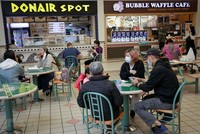 Người dân dùng bữa bên trong một trung tâm thương mại ở Richmond, British Columbia, Canada, ngày 26/5/2021. (Ảnh: THX/TTXVN).