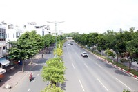 Đường Phạm Văn Đồng, một trong nững tuyến trục chính kết nối thành phố Thủ Đức với trung tâm Thành phố Hồ Chí Minh khá vắng vẻ trong ngày đầu thực hiện giãn cách. (Ảnh: Tiến Lực/TTXVN).