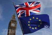 Cờ EU (dưới) và Anh tại London, Anh. (Ảnh: AFP/TTXVN).