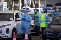 Nhân viên y tế lấy mẫu xét nghiệm COVID-19 cho người dân tại Sydney, Australia, ngày 17/6/2021. (Ảnh: THX/TTXVN).