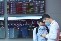 Một số nhà đầu tư chia sẻ, giai đoạn này sẽ thực hiện chiến thuật giao dịch “xanh bán, đỏ mua”.