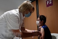 Nhân viên y tế tiêm vaccine ngừa COVID-19 cho người dân tại Paris, Pháp ngày 23/6/2021. (Ảnh: AFP/TTXVN)
