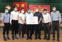 Đại diện Tập đoàn Pouchen trao 5 tỷ đồng ủng hộ Quỹ vaccine phòng, chống dịch COVID-19. (Ảnh: TTXVN phát)