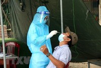 Lấy mẫu xét nghiệm COVID-19. (Nguồn: TTXVN).