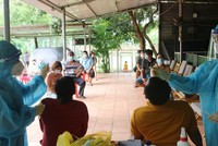 Lấy mẫu sàng lọc Covid-19 (TTYT TP Thủ Đức).