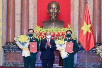 Chủ tịch nước Nguyễn Xuân Phúc trao Quyết định thăng quân hàm cho Bộ trưởng Bộ Quốc phòng Phan Văn Giang và Thứ trưởng Bộ Quốc phòng Vũ Hải Sản. (Ảnh: Thống Nhất/TTXVN).