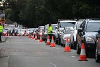 Người dân xếp hàng dài chờ được xét nghiệm Covid-19 tại khu vực Fairfield vào chiều tối 13/7. Ảnh: AAP.