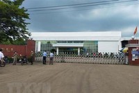 Lực lượng chức năng phong tỏa công ty Freewell trong chiều tối 14/7. (Nguồn: TTXVN phát).