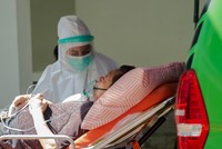 Nhân viên y tế chuyển bệnh nhân COVID-19 tới bệnh viện ở Jakarta, Indonesia ngày 9/7/2021. (Ảnh: THX/TTXVN).