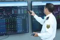 VN-Index đang điều chỉnh khoảng 10% so với đỉnh lịch sử 1.424 điểm.