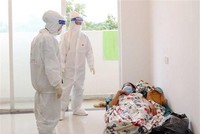 Bác sỹ Bệnh viện dã chiến thu dung, điều trị COVID-19 số 3 (thành phố Thủ Đức) thăm khám cho bệnh nhân mắc COVID-19 không triệu chứng. (Ảnh: Xuân Khu/TTXVN).