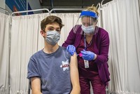 Một thiếu niên 16 tuổi được tiêm vaccine ngừa COVID-19 của Pfizer/BioNTech. (Ảnh: AFP/TTXVN).