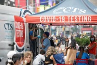 Nhân viên y tế lấy mẫu xét nghiệm COVID-19 tại một điểm xét nghiệm lưu động trên quảng trường Thời Đại ở New York, Mỹ, ngày 20/7/2021. (Ảnh: THX/TTXVN).