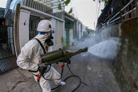 Phun thuốc khử khuẩn các khu vực có nguy cơ cao lây nhiễm COVID-19. Ảnh minh họa. (Ảnh: Trần Lê Lâm/TTXVN).