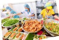 Hơn 20.000 suất ăn mỗi ngày được cung cấp cho các bệnh viện, khu cách ly.