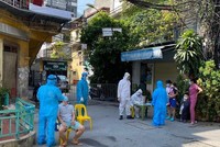 Hà Nội tiếp tục có thêm 10 ca dương tính với Covid-19, trong đó có 3 trường hợp lây nhiễm ngoài cộng đồng
