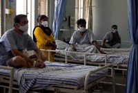 Hàng chục nghìn bệnh nhân Covid-19 khỏi bệnh ở Ấn Độ phải đối mặt với nguy cơ bị hủy hoại vĩnh viễn khuôn mặt, mất thị lực, thậm chí tử vong do nấm đen. Ảnh: CNN.