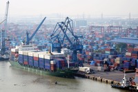 Giá thuê container tăng vọt, song không dễ thuê được.