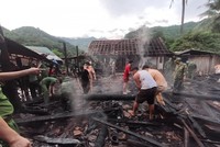 Ngôi nhà được làm hoàn toàn bằng gỗ nên ngọn lửa bùng cháy dữ dội, việc khống chế gặp rất nhiều khó khăn.