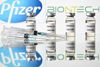 Hình ảnh minh họa vaccine ngừa COVID-19 do Công ty dược phẩm Pfizer và BioNTech phối hợp phát triển. (Ảnh: AFP/TTXVN).