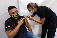 Nhân viên y tế tiêm vaccine ngừa COVID-19 cho người dân tại Perpignan, Pháp, ngày 18/7/2021. (Ảnh: AFP/TTXVN).