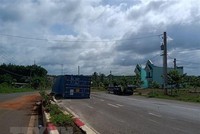 Thùng container bị văng giữa đường. (Ảnh: TTXVN).