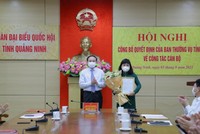 Tân Phó Trưởng đoàn ĐBQH chuyên trách tỉnh Quảng Ninh Nguyễn Thị Thu Hà nhận quyết định từ Bí thư Tỉnh ủy Quảng Ninh Nguyễn Xuân Ký.