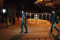 Cơ quan chức năng gỡ rào chắn phong tỏa đối với khu dân cư thuộc địa bàn phường Nam Lý, đây là khu vực trước đó ghi nhận ca mắc Covid-19.