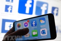 Biểu tượng Facebook trên màn hình điện thoại di động. (Ảnh: AFP/TTXVN).