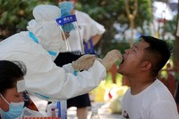 Trung Quốc đang đối phó với đợt dịch Covid-19 lan rộng nhất từ sau đợt dịch ở Vũ Hán (Ảnh minh họa: VCG).