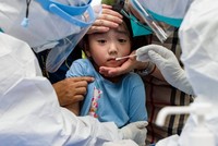 Lấy mẫu xét nghiệm Covid-19 tại Trung Quốc. Ảnh: AP.