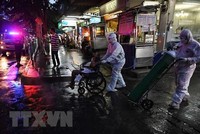 Chuyển bệnh nhân nhiễm COVID-19 tới bệnh viện ở Bangkok, Thái Lan. (Ảnh: AFP/TTXVN).