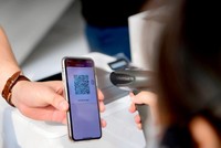 Việc cho phép đăng ký trước thông qua ứng dụng điện thoại giúp hạn chế tương tác giữa người đi tiêm và người phụ trách xác nhận thông tin, tiết giảm bước nhập liệu so với cách làm thông thường.