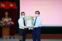 Bí thư Trung ương Đảng, Trưởng Ban Tuyên giáo Trung ương Nguyễn Trọng Nghĩa trao quyết định Phó Trưởng Ban Tuyên giáo Trung ương cho đồng chí Lê Quốc Minh. (Ảnh: Phương Hoa/TTXVN).