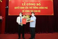 Thừa ủy quyền của Thủ tướng Chính phủ, Bộ trưởng Bộ GTVT Nguyễn Văn Thể trao quyết định của Thủ tướng Chính phủ về việc bổ nhiệm ông Nguyễn Duy Lâm làm Thứ trưởng Bộ GTVT.