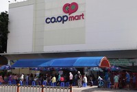Người dân xếp hàng chờ đến lượt vào siêu thị Co.op Mart Phan Văn Trị, quận Gò Vấp (Ảnh: Hồng Phúc).