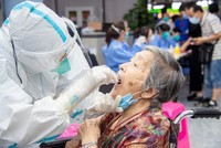 Nhân viên y tế lấy mẫu xét nghiệm COVID-19 cho người dân tại Vũ Hán, Trung Quốc, ngày 3/8/2021. (Ảnh: THX/TTXVN).