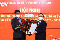 Ông Huỳnh Tấn Việt, Bí thư Đảng ủy Khối các cơ quan Trung ương trao quyết định và tặng hoa chúc mừng ông Đỗ Tiến Sỹ.