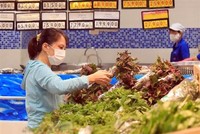 Người dân mua hàng hóa tại siêu thị. (Nguồn: TTXVN).