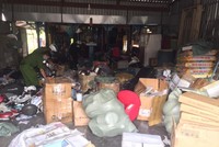 Công an kiểm tra hàng hóa tại hiện trường.