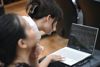 Cổ phiếu ngân hàng có thể giảm sức hấp dẫn vì nguy cơ nợ xấu tăng và lãi suất cho vay giảm. Ảnh: Dũng Minh.